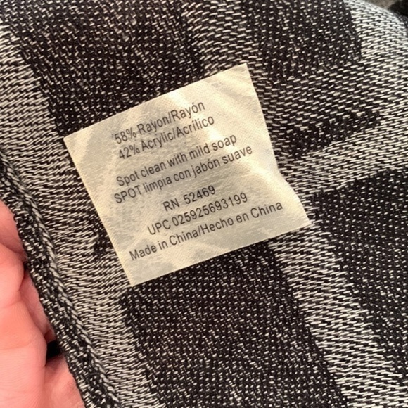 💐5/25 thick warm scarf wrap neutral gray black plaid soft nice quality - Picture 8 of 9